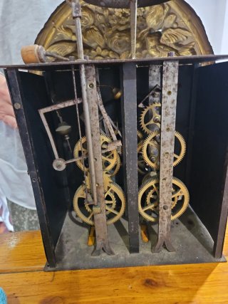 Reloj de péndulo antiguo dorado