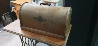 Máquina de coser antigua de metal y madera