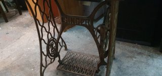 Máquina de coser antigua de metal y madera