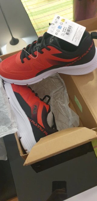Zapatillas Fila Negras y Rojas Talla 39