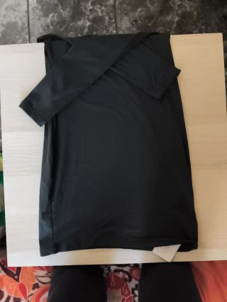 Vestido negro ajustado manga larga.
