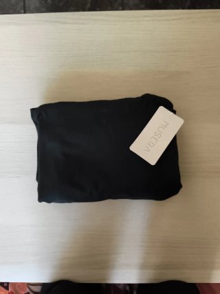 Vestido negro ajustado manga larga.