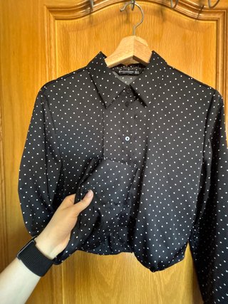 Camisa Stradivarius negra topos blancos Talla S