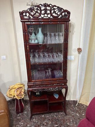 Vitrina de madera y cristal