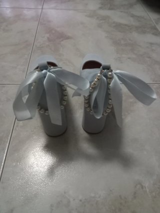 Zapatos de tacón azul con lazo