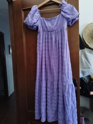 Vestido morado con mangas abullonadas