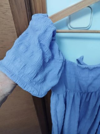 Vestido morado con mangas abullonadas