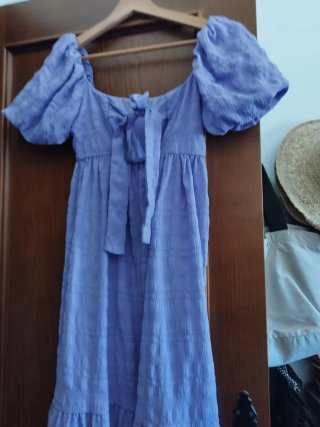 Vestido morado con mangas abullonadas