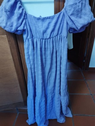 Vestido morado con mangas abullonadas