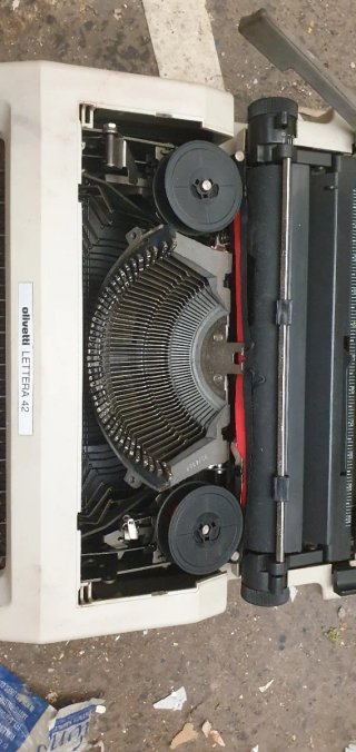 Máquina de escribir Olivetti Lettera 4