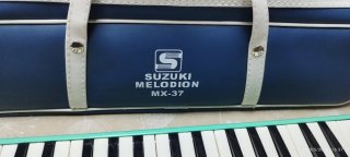 Suzuki Melodion MX-37 con funda