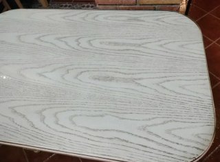 Mesa de madera con cristal