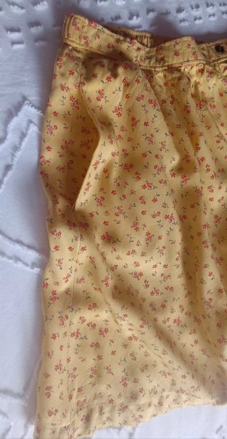 Falda amarilla floral Stradivarius