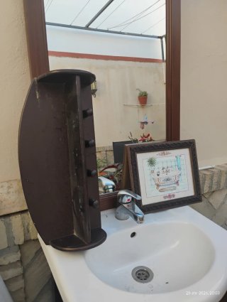 Mueble de baño con lavabo y espejo