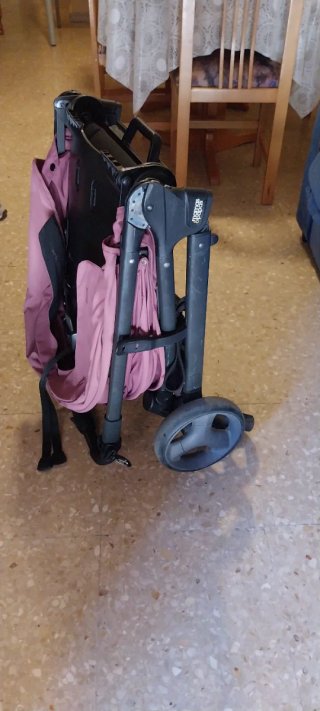 Carrito de bebé rosa y negro