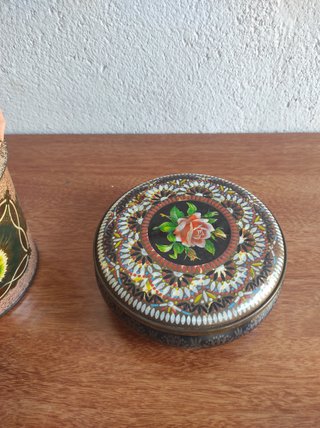 Cajas metálicas vintage decoradas