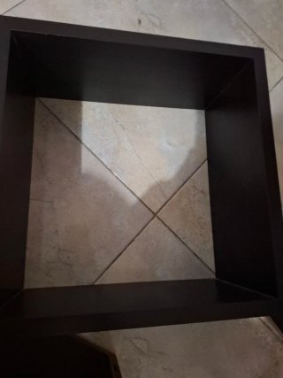 Estantería de madera marrón