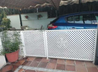 Valla decorativa de metal blanca