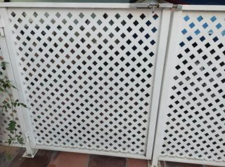Valla decorativa de metal blanca