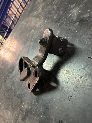 Soporte estribera izq de Triumph Bonneville 900 08