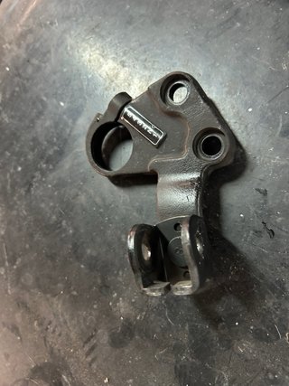 Soporte estribera izq de Triumph Bonneville 900 08