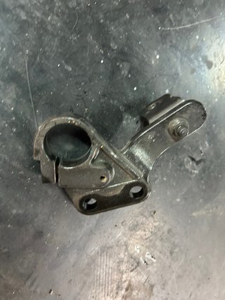 Soporte estribera izq de Triumph Bonneville 900 08