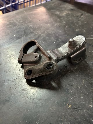 Soporte estribera izq de Triumph Bonneville 900 08
