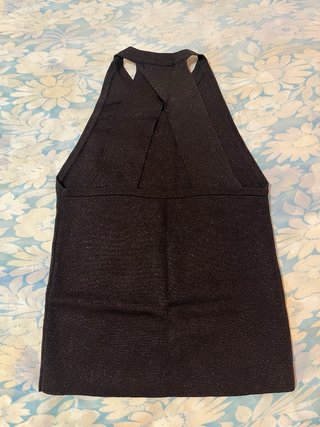 Top halter negro brillante