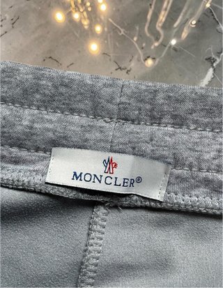Pantaloni della tuta Moncler grigi con logo