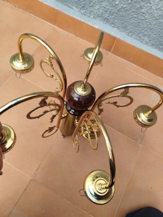 Lámpara de araña dorada de cristal
