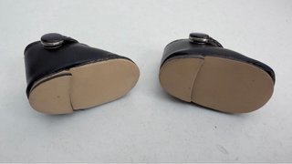 Zapatos de muñeca negros y marrones