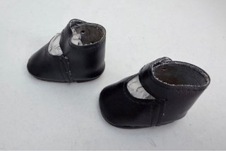 Zapatos de muñeca negros y marrones