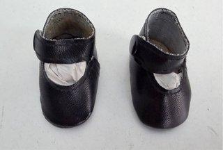 Zapatos de muñeca negros y marrones