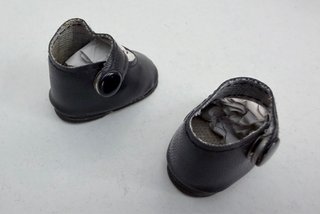 Zapatos de muñeca negros y marrones