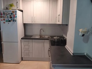 Cocina completa con vitrocerámica y horno