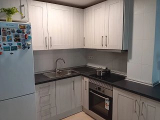 Cocina completa con vitrocerámica y horno