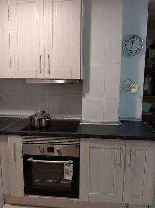 Cocina completa con vitrocerámica y horno