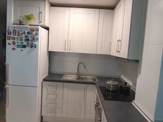 Cocina completa con vitrocerámica y horno