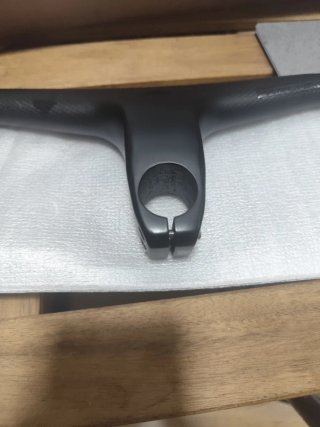 Manillar integral carbono.