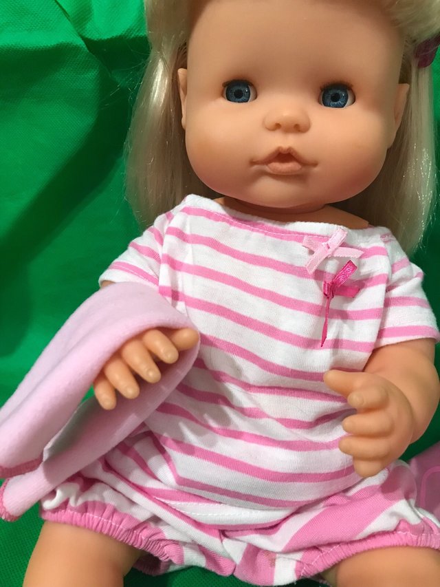 Muñeca Nenuco Famosa con accesorios mide 38 cm