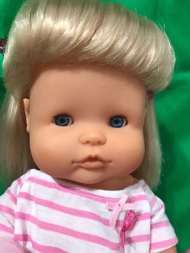 Muñeca Nenuco Famosa con accesorios mide 38 cm