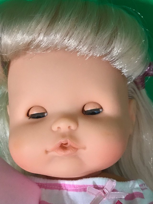 Muñeca Nenuco Famosa con accesorios mide 38 cm