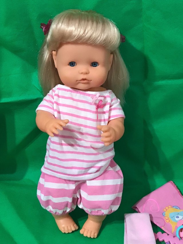 Muñeca Nenuco Famosa con accesorios mide 38 cm