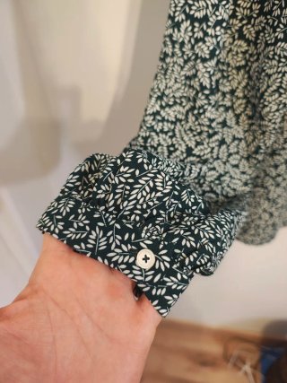 Blusa verde con estampado floral blanco