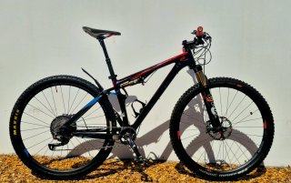 Mountain bike a sospensione completa 29" in carbonio
