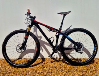 Mountain bike a sospensione completa 29" in carbonio