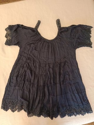 Vestido de verano azul con encaje