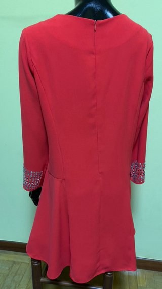 Precioso vestido con pedrería en puños