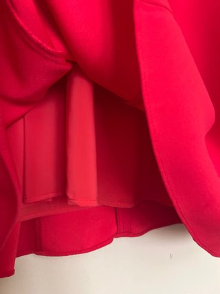 Precioso vestido con pedrería en puños