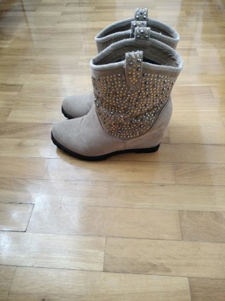 Botines beige con tachuelas Talla 38